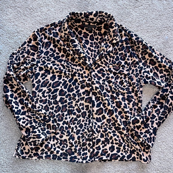 Like New Donna Karan SOFT Leopard Print Pajama Button Front Top, L - Picture 5 of 7